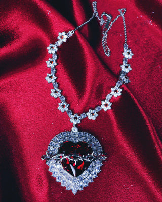 THE DRACULA NECKLACE