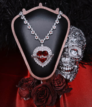 THE DRACULA NECKLACE